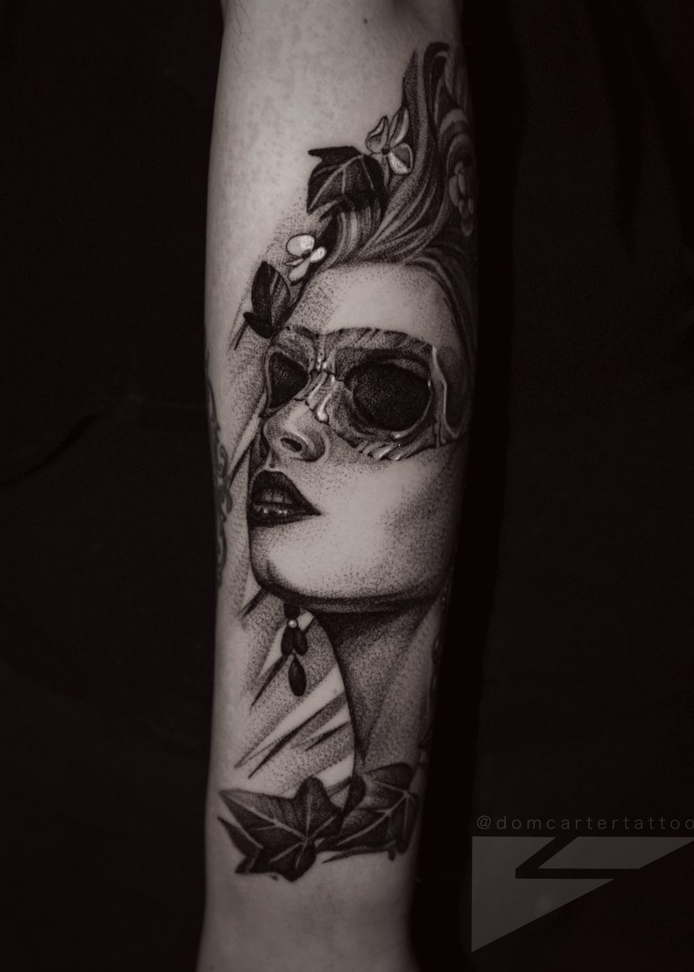 Tatuaje black & grey de un rostro en un antebrazo