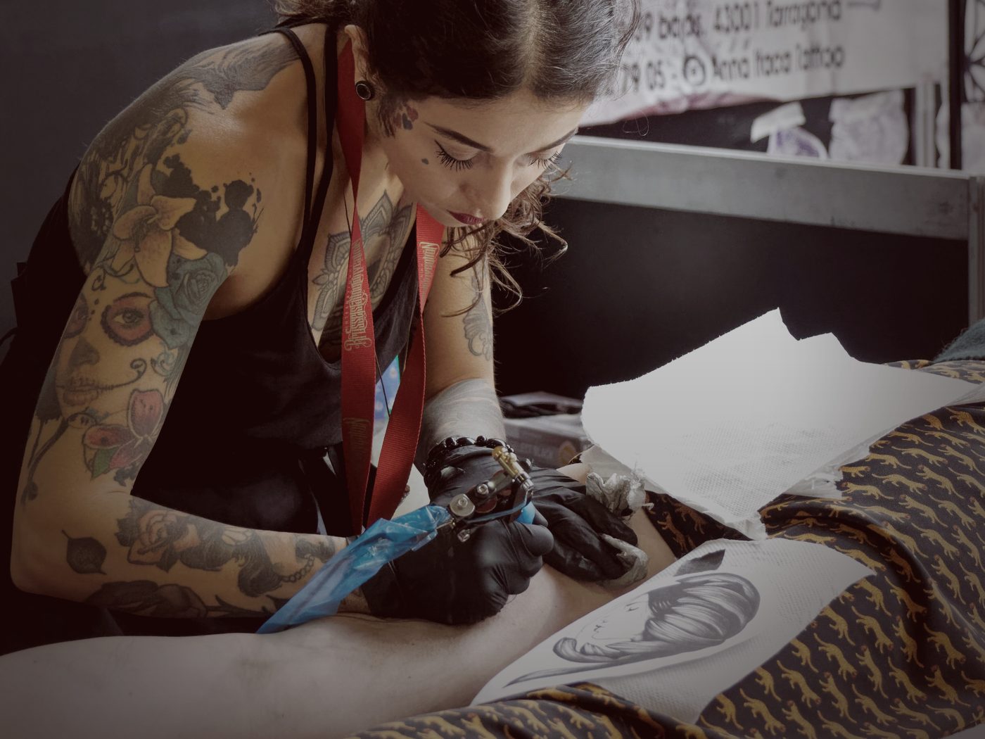 Artista tatuando a una clienta en un estudio