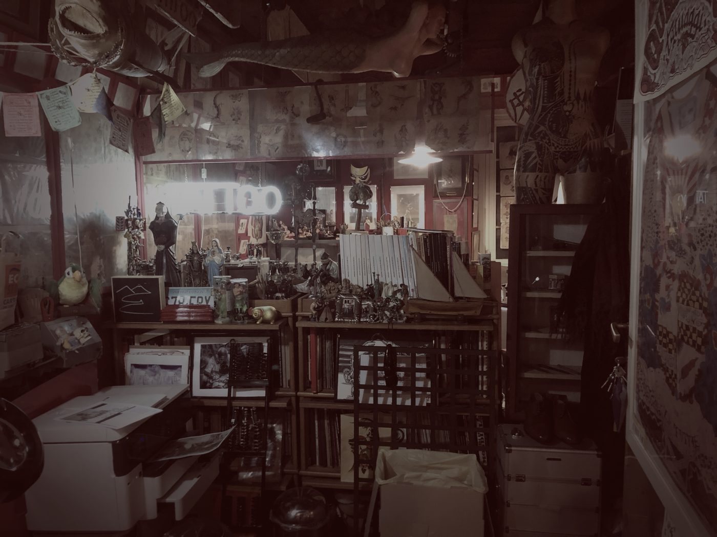 Interior de un estudio de tatuaje con cartel de ne&oacute;n